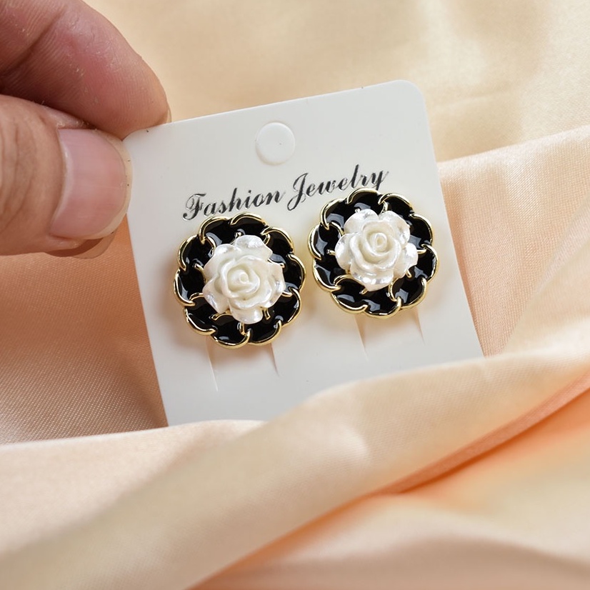 Khuyên Kẹp Vành Tai Hình Hoa Tráng Men Màu Trắng/Đen Cho Nữ