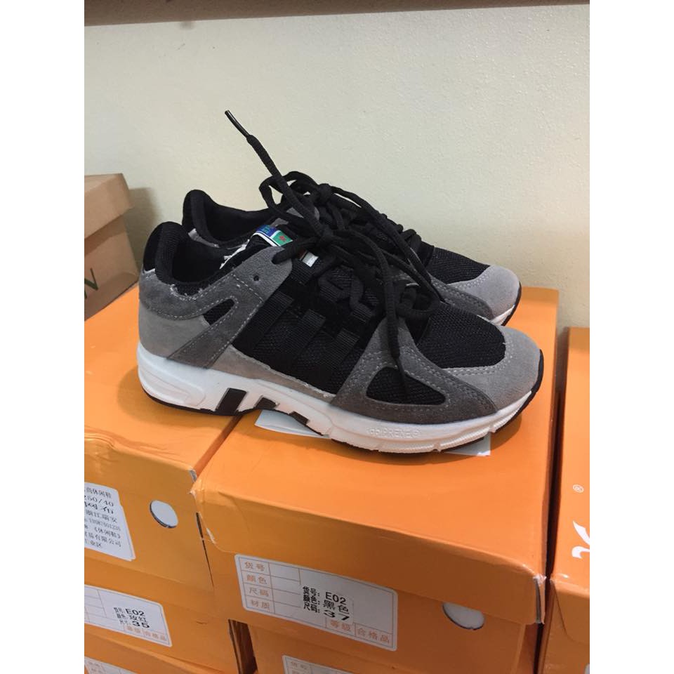 Giầy sneaker