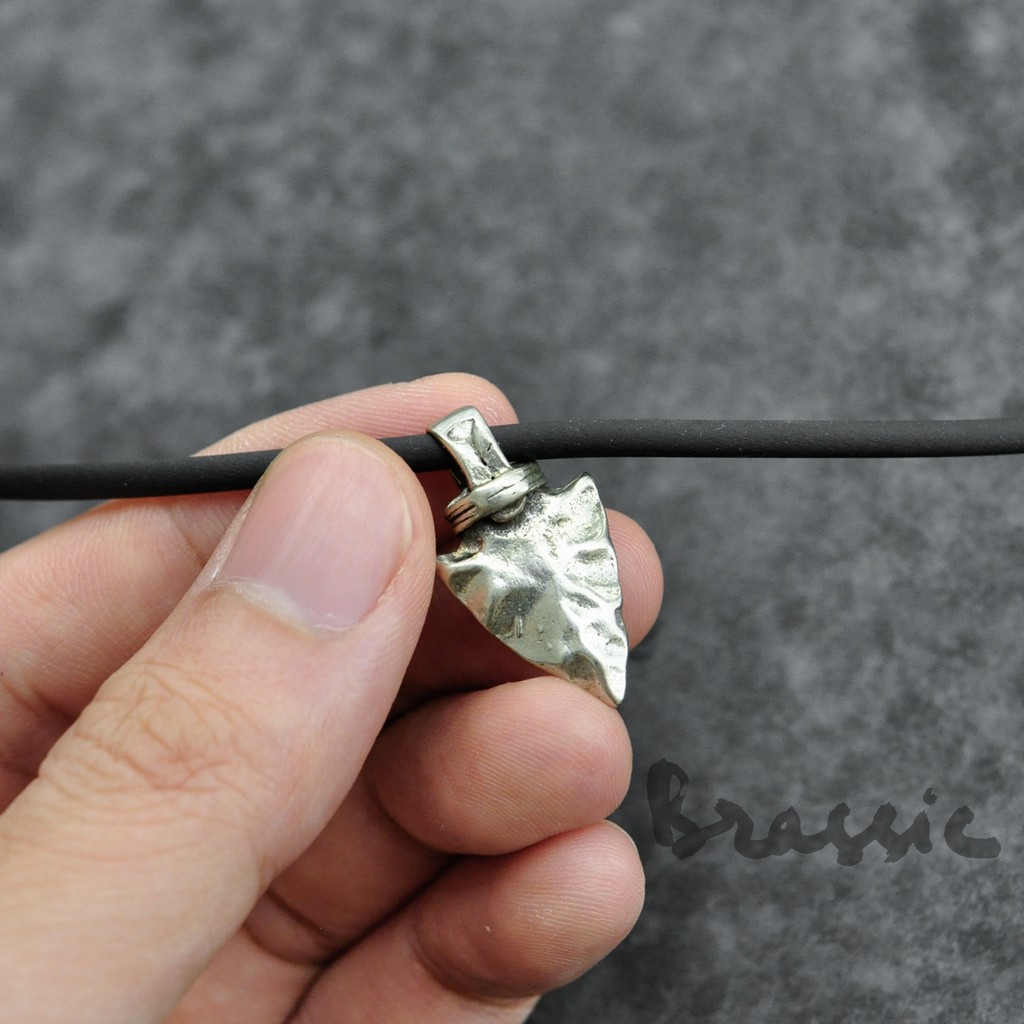 [Đồng bạch] Dây chuyền hình mũi tên cổ đại chất liệu đồng niken cùng dây đeo silicon đen cao cấp NL05T