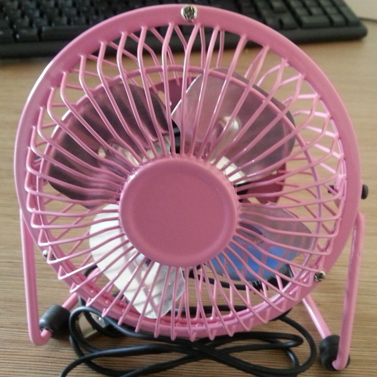 Quạt USB lồng sắt mini để bàn - giao màu ngẫu nhiên | BigBuy360 - bigbuy360.vn