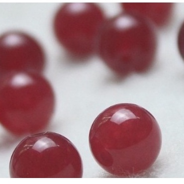 1 viên đá thiên nhiên màu đỏ đậm size 8mm