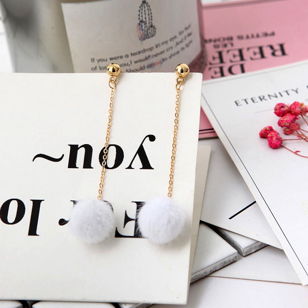 Đôi khuyên tai dài gắn quả cầu lông xù dễ thương cho nữ