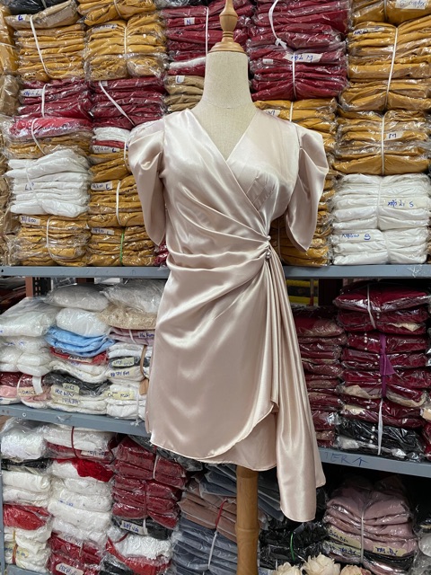 Đầm dự tiệc phi cổ V cài trâm | BigBuy360 - bigbuy360.vn