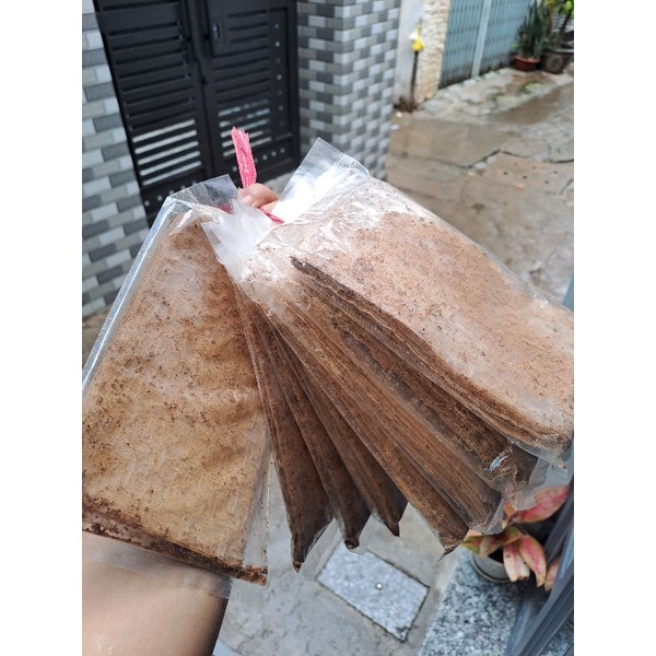 1 xâu bánh tráng muối tiêu