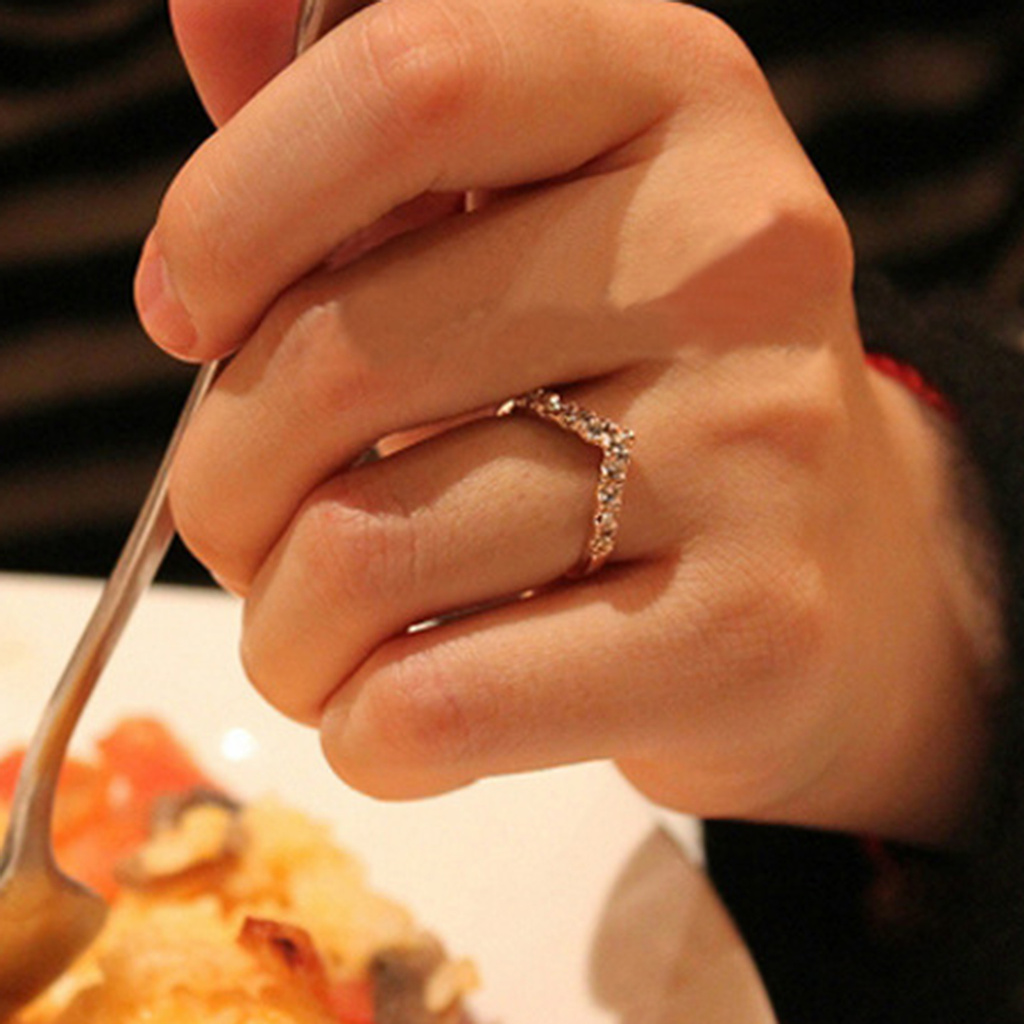 Nhẫn Chữ V Đính Đá Lung Linh Hợp Thời Trang Cho Nữ | BigBuy360 - bigbuy360.vn