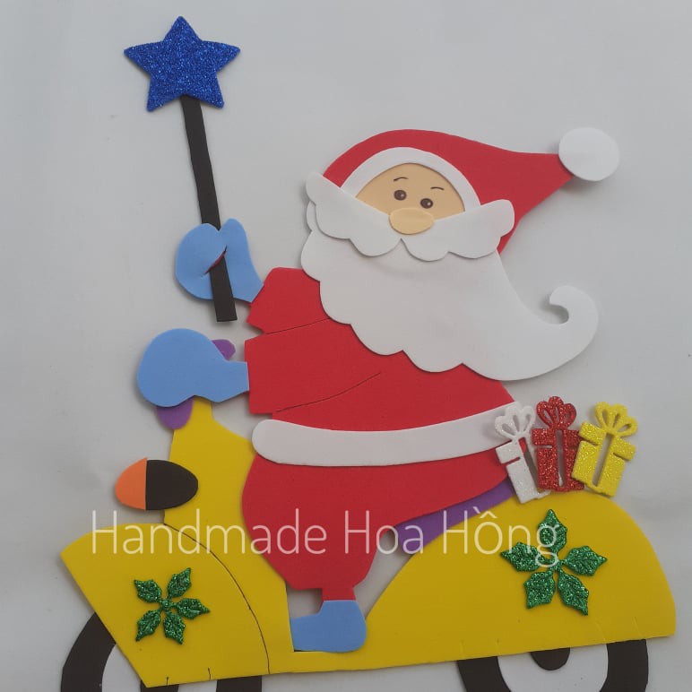 1 hình ông già noel chạy xe bằng giấy xốp, 30 x 21cm - Hình trang trí giáng sinh, noel, trang trí lớp học, mẹt dây mây