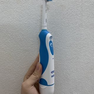 Bàn chải điện đánh răng BRAUN Oral-B