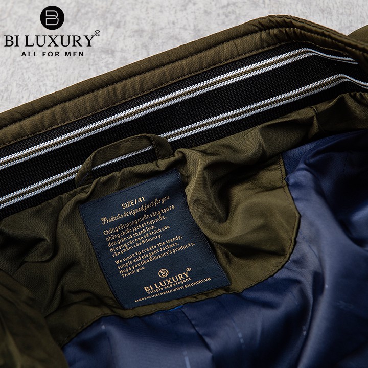 Áo khoác gió nam hai lớp Biluxury AG2T025REU chống nước đi mưa nhẹ có túi trong tiện dụng màu xanh rêu | BigBuy360 - bigbuy360.vn