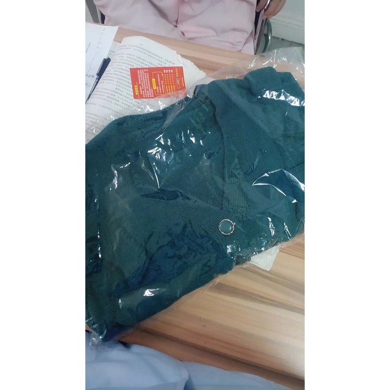 Set áo len bèo và chân váy kẻ dáng ngắn vintage