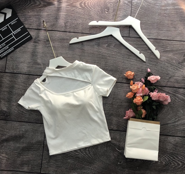 Áo croptop khoét cổ