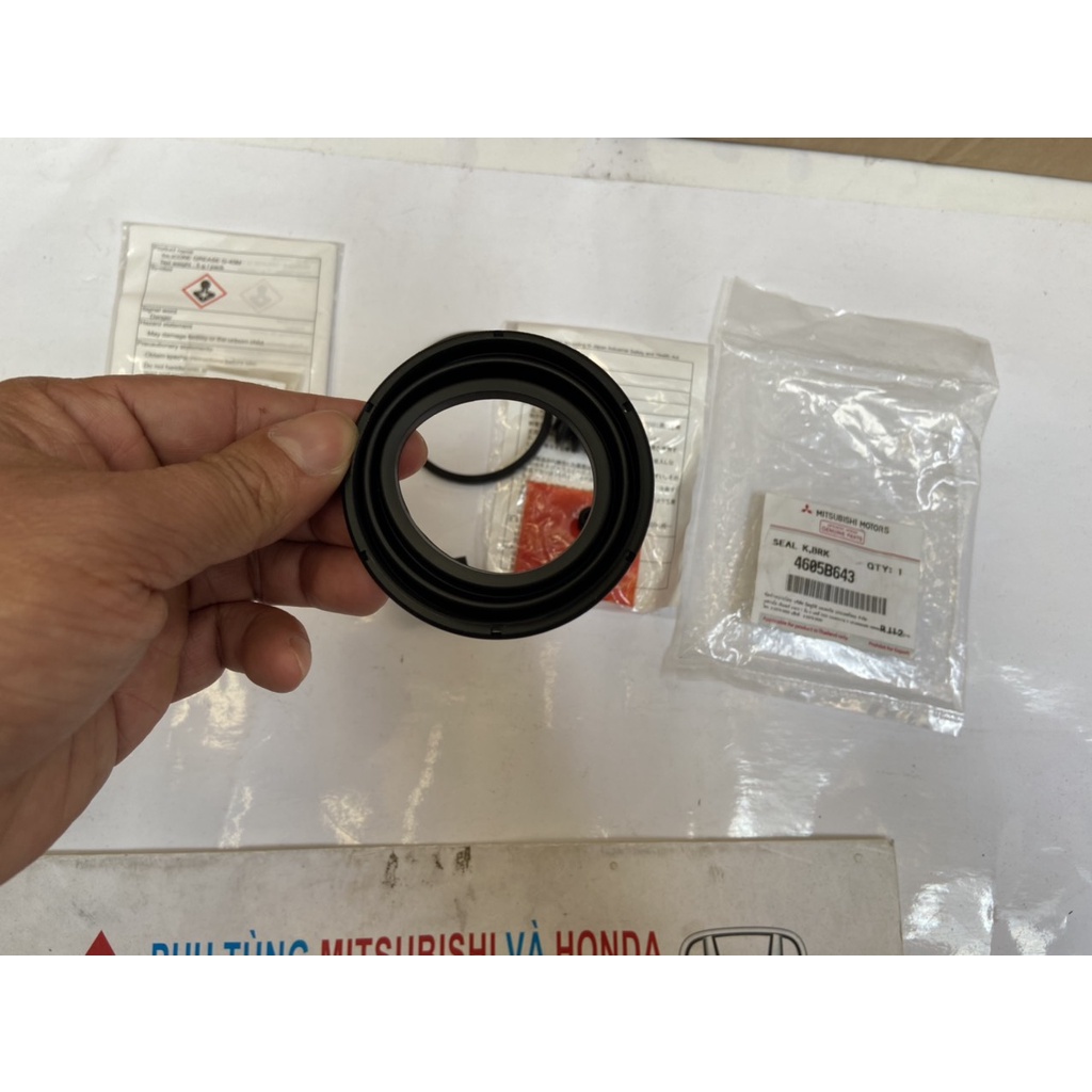 Bộ cup pen và chụp bụi phanh trước xe Mitsubishi Attrage và Mirage | 4605B643