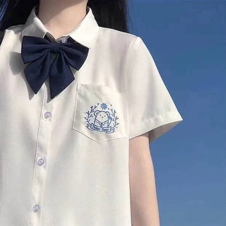 it's a basic college uniform wearing a female black-shirt shirt shirt.