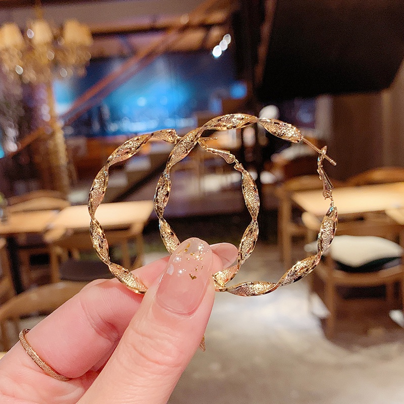 Khuyên Tai Kim Loại Hình Tròn Gợn Sóng Thời Trang Phổ Biến Sang Trọng Trọng Lượng Nhẹ