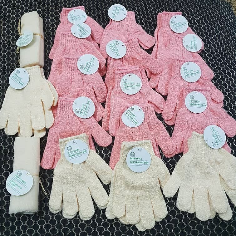Găng tay tắm, tẩy da chết giúp da sáng mịn THE BODY SHOP Exfoliating Bath Gloves