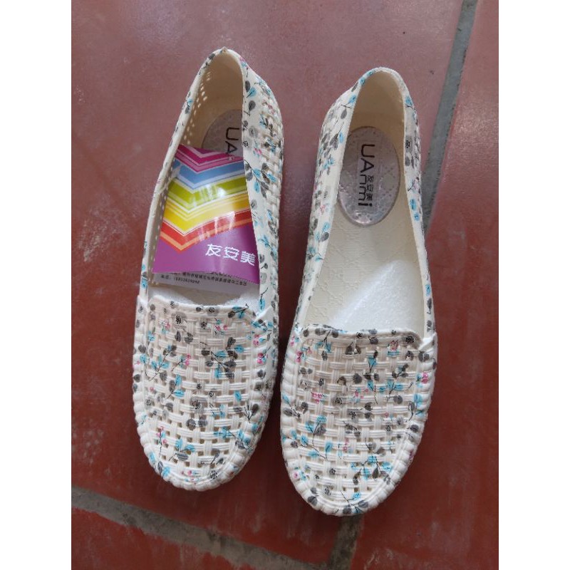 Giày nhựa chất mềm có lỗ họa tiết đep | BigBuy360 - bigbuy360.vn