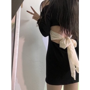 Đầm hở lưng buộc nơ khoét vai tay dài dáng ôm chéo dây cổ