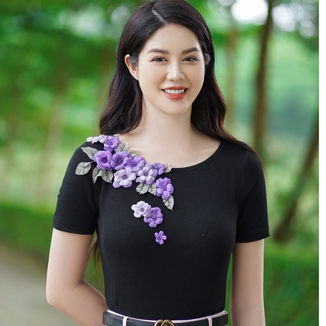 Áo cotton đen nữ thiết kế Hong Vic đính hoa đào tím SM407