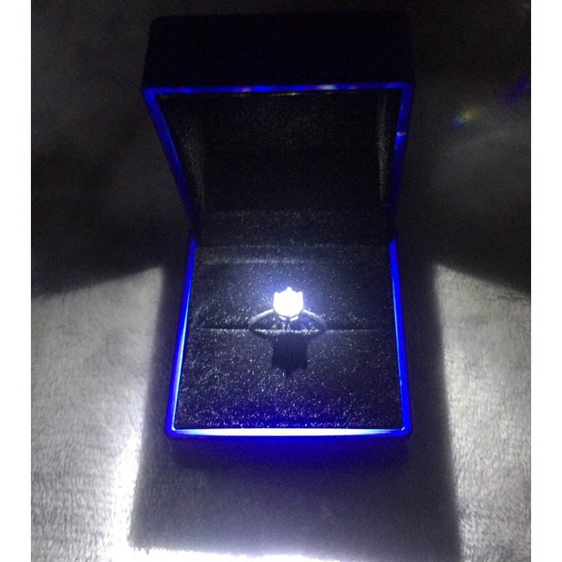 Hộp nhẫn có đèn led có 3 màu xanh,đỏ, đen