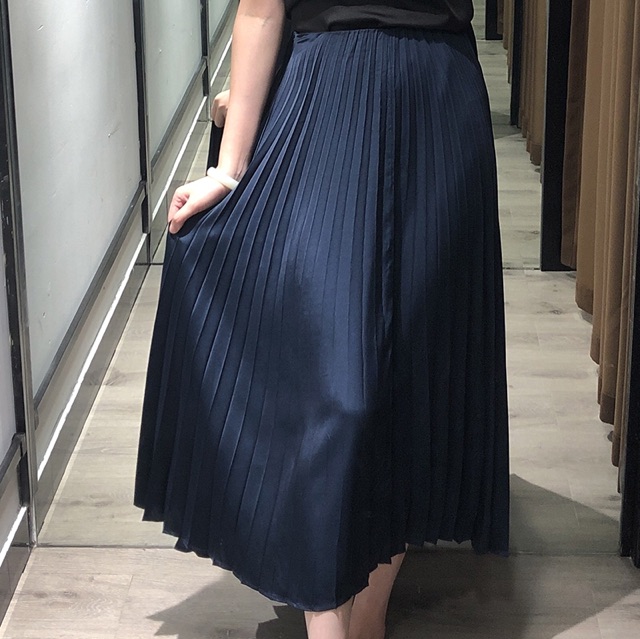 Chân váy Zara màu navy (Pleated Skirt)
