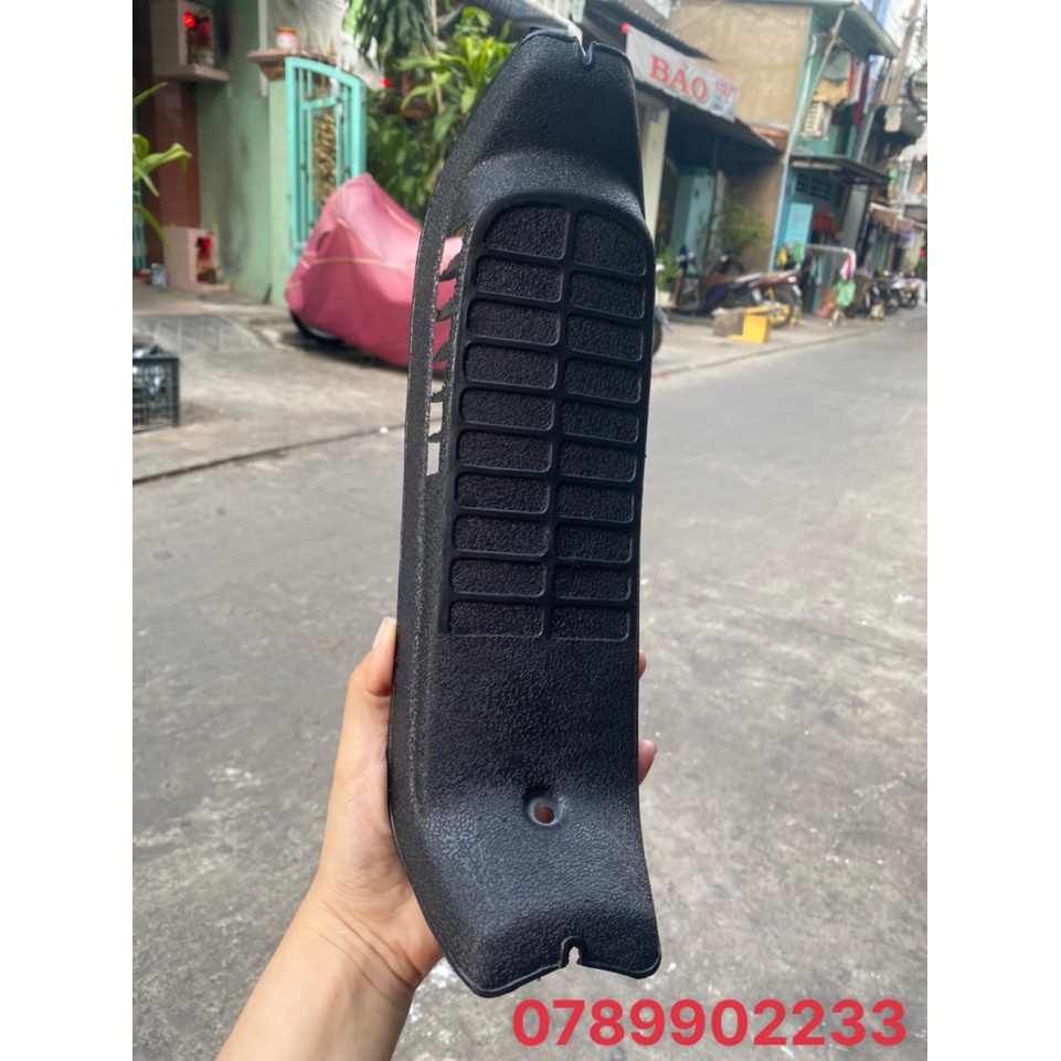 YẾM GIỮA XE CHALY