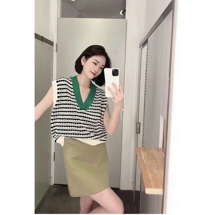 Áo len sát nách kẻ ngang cổ tim phối màu cá tính