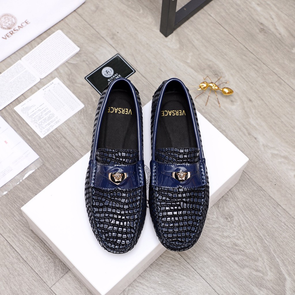 Giày lười nam da thật VERSACE với mặt da thiết kế lạ mắt, nổi bật tạo nên sự thời thượng