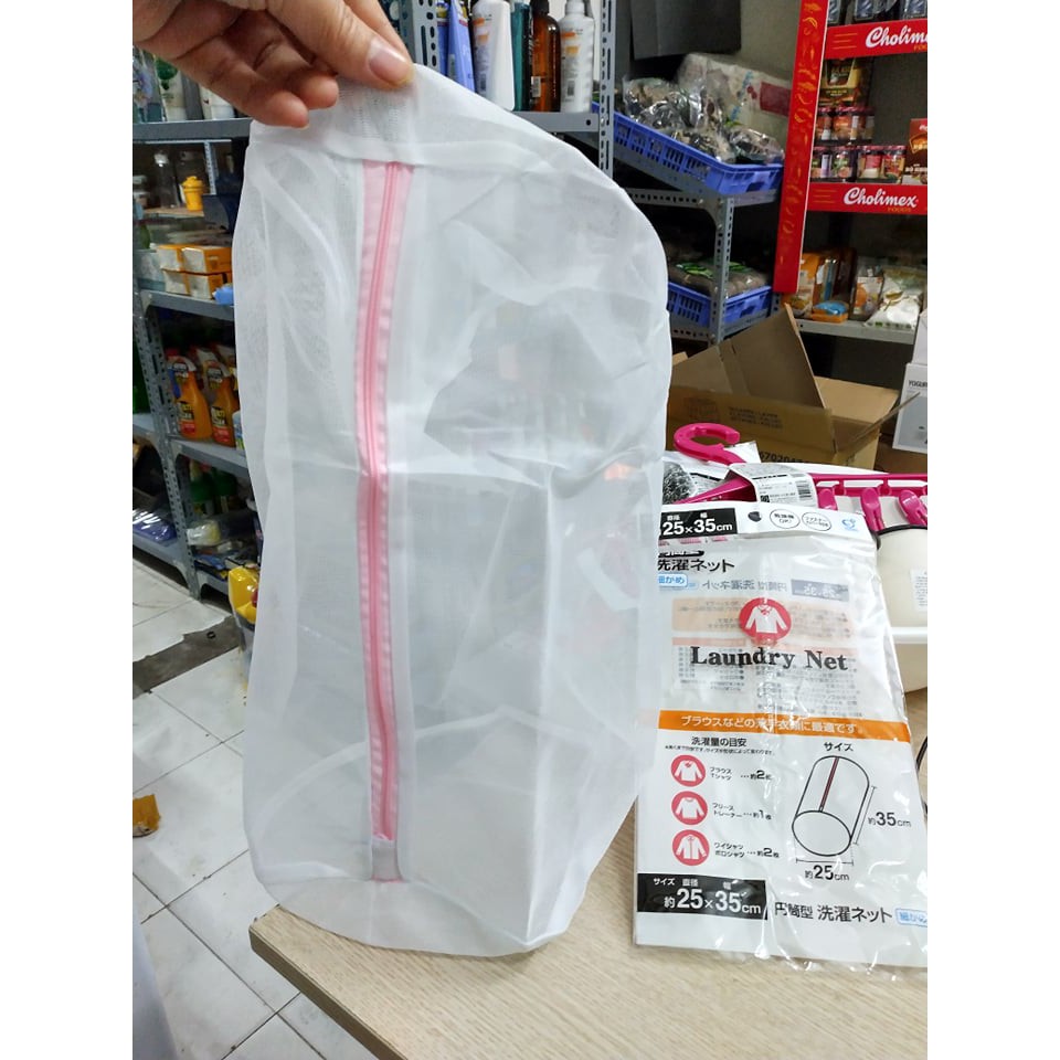 Túi lưới giặt quần áo Okazaki với nhiều size để lựa chọn: 25x35cm- dạng ống và 50x35cm, nhập khẩu từ Nhật Bản