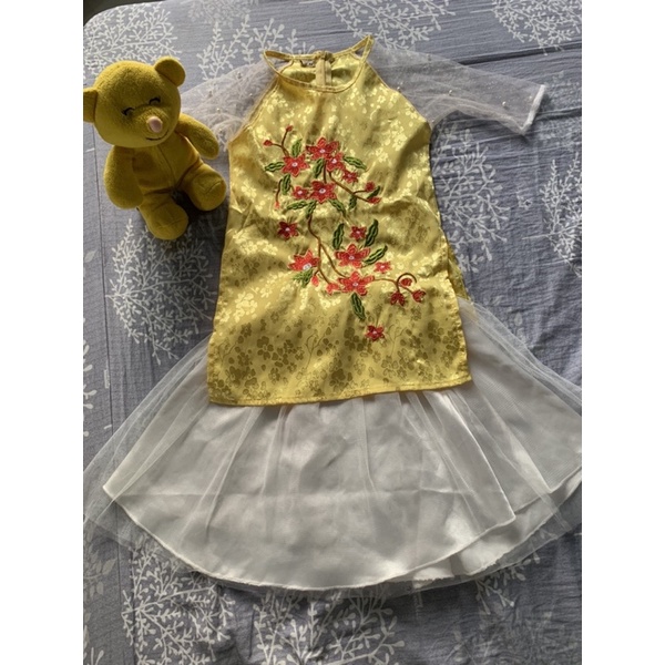 Áo dài gấm lụa hoa thêu cho bé