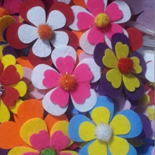 Hoa vải nỉ 7cm dập sẵn 2 lớp có nhụy pom pom( 10b)