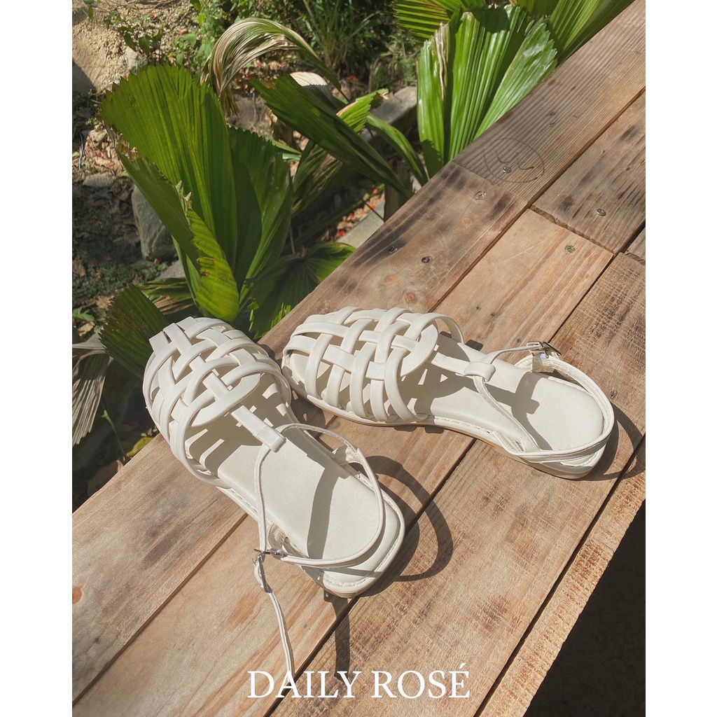 Giày xăng đan đế bệt Lili Roman Sandals