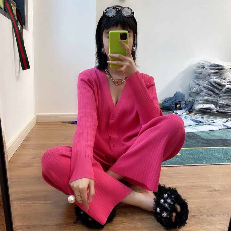Bộ áo khoác cardigan dệt kim cổ chữ V + quần ống rộng phong cách xuân thu 2022 mới sành điệu dành cho bạn nữ