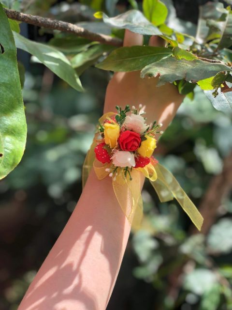 Combo vòng hoa đội đầu  và hoa đeo tay cho cô dâu/bê lễ _handmade
