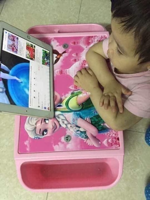 Bàn học việt nhật có khe cắm bút và để sách cho bé tiện lợi