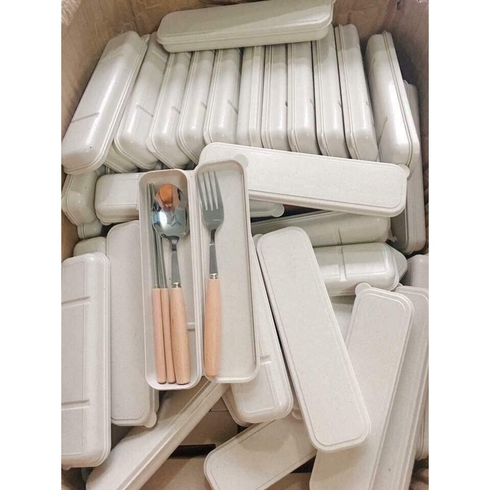 Bộ Thìa Dĩa Đũa Inox Cán Gỗ Kèm Hộp Đựng Lúa Mạch Nhỏ Xinh Tiện Lợi