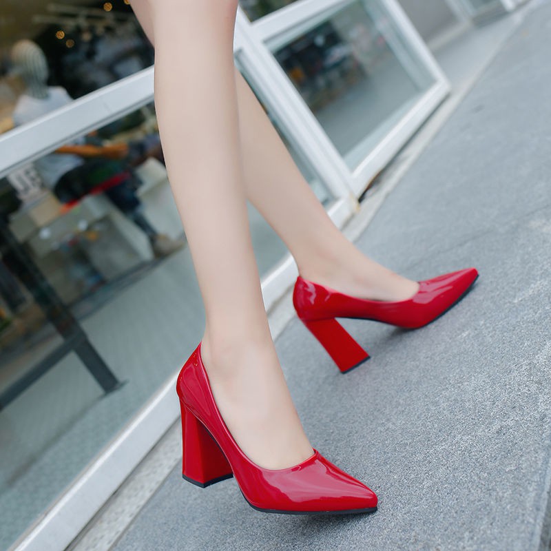 2021 mùa xuân mới phong cách Hàn Quốc giày mũi nhọn bằng da sáng chế phụ nữ miệng cạn đơn gót dày cao trung
