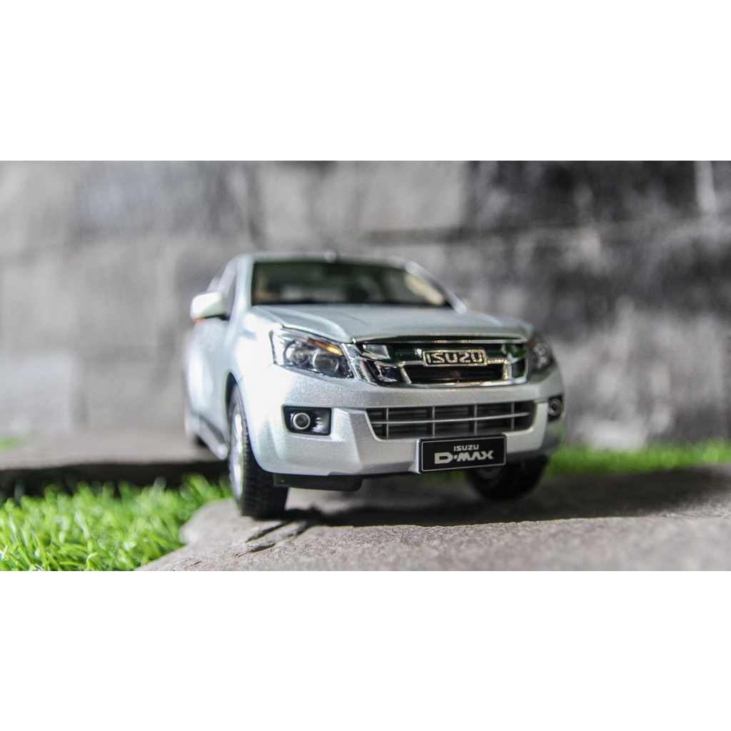 Mô hình xe Isuzu D-Max 4x4 1:18 Dealer