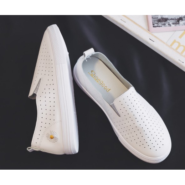 Giày slip on trắng hoa cúc hàng Quảng Châu | BigBuy360 - bigbuy360.vn