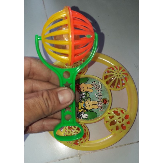 Hai cái lục lạc bằng nhựa cho bé