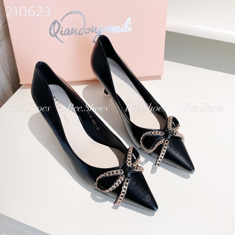 BEESHOES - GIÀY CAO GÓT BEESHOES DA MỀM ĐÍNH NƠ XÍCH GÓT NHỌN CAO 9 PHÂN SẴN MÀU ĐEN KEM 210623