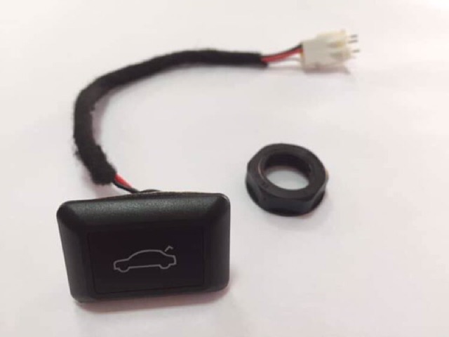 Nút mở cốp sau Mazda 3