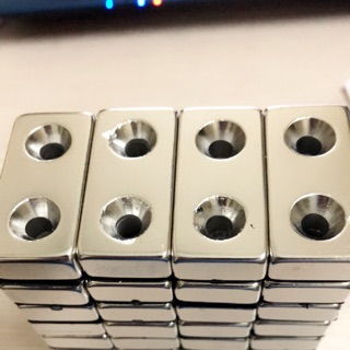 Nam châm đất hiếm hình chữ nhật có 2 lỗ bắt vít 40x20x10mm nam châm siêu mạnh