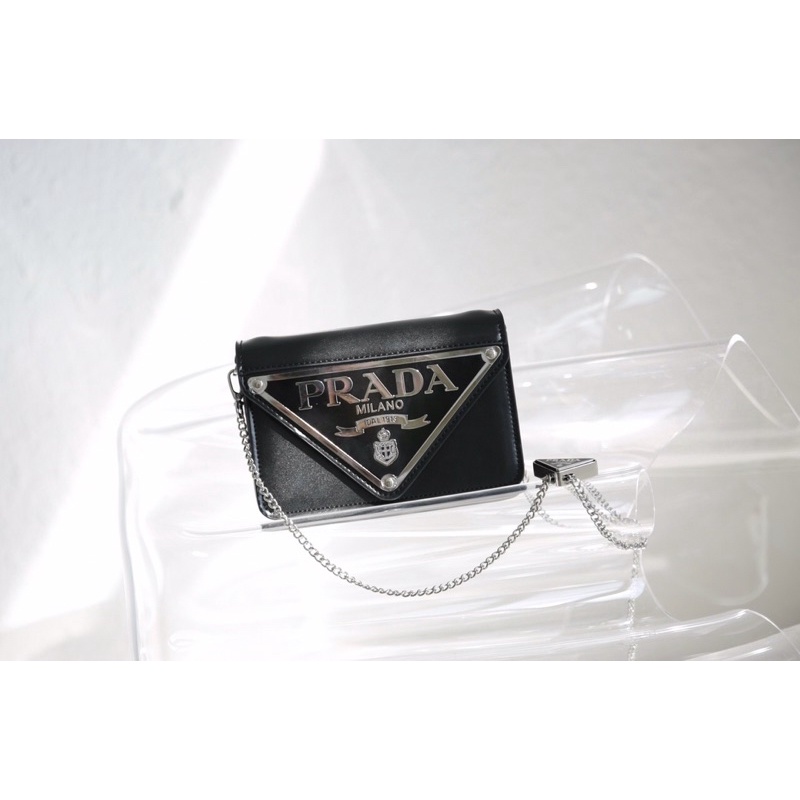 PRADA WOC MINI SPSL  👉🏻kích thước: 17x12cm 👉🏻2 mầu: ĐEN & TRẮNG 👉🏻hàng fullbox nam châm nguyên seal ruy băng