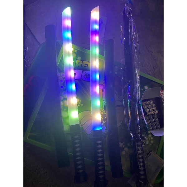 Kiếm nhật Katana   phát sáng loại màu trắng có 9 bóng nháy và âm thanh có kèm pin