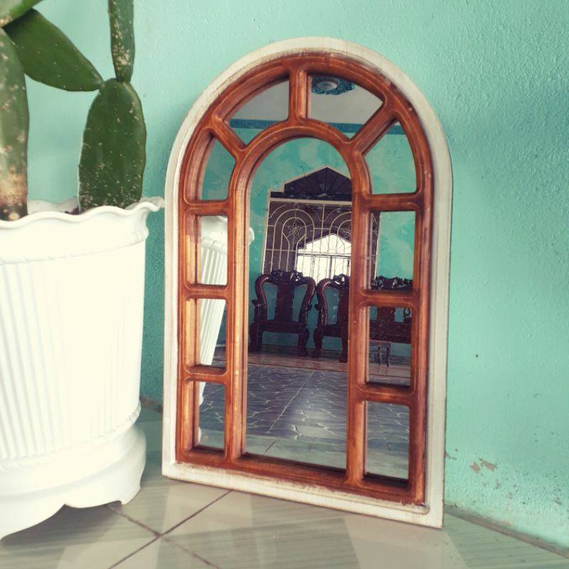 Khung cửa sổ trang trí có gương