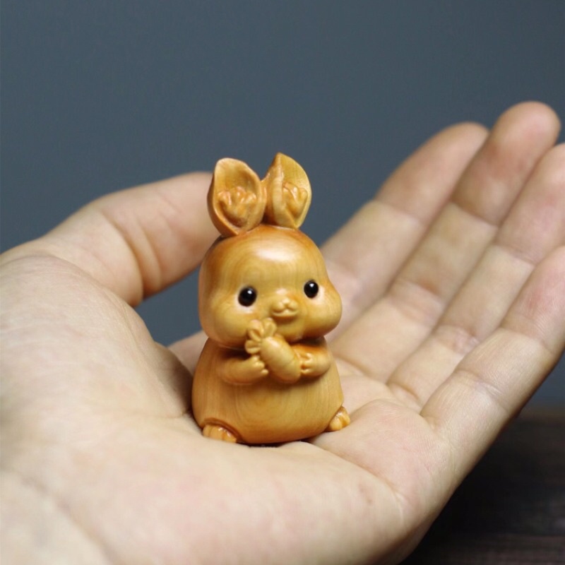 Tượng gỗ: Thỏ Con ôm Cà Rốt