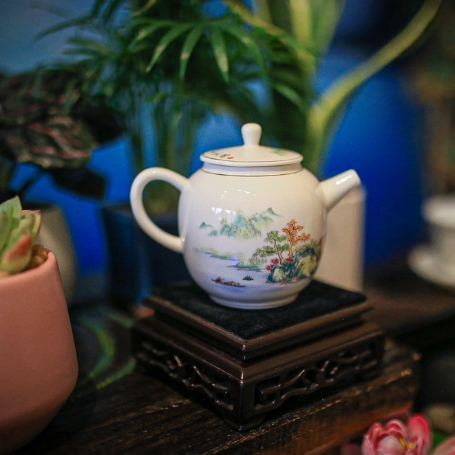 Ấm sứ pha trà hoạ tiết sơn thuỷ đồng quê, chất men ấm đẹp, dòng sứ Cảnh Đức. mã: TPC0021