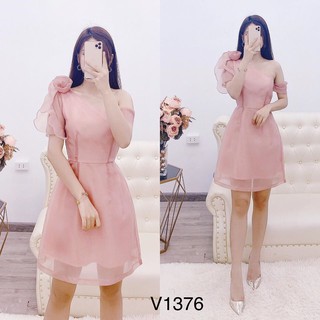 Váy hồng lệch vai kèm hoa cài V1376 - DVC phân phối chính thức ( kèm ảnh thật trải sàn shop tự chụp)