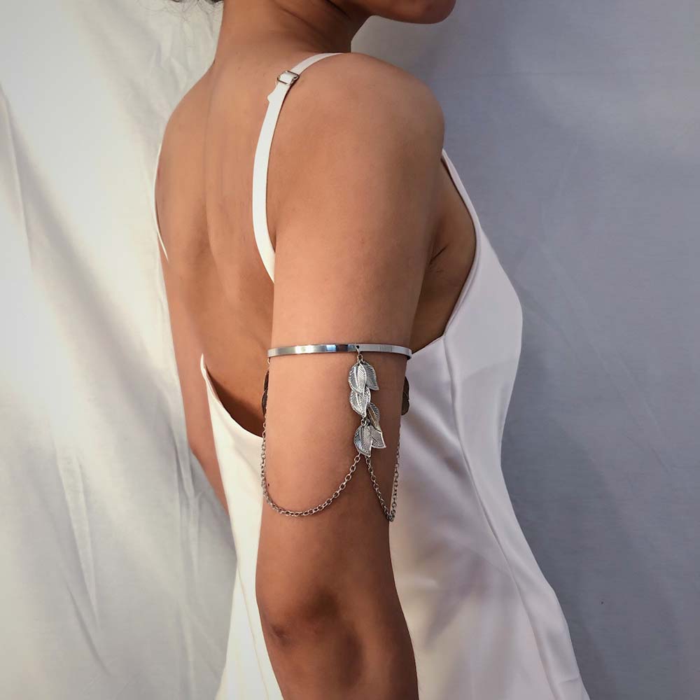Vòng đeo bắp tay phối sợi xích trang trí mặt lá cá tính thời trang | BigBuy360 - bigbuy360.vn