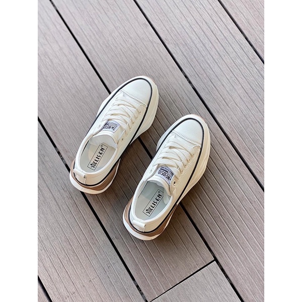 Giày thể thao đế nâu