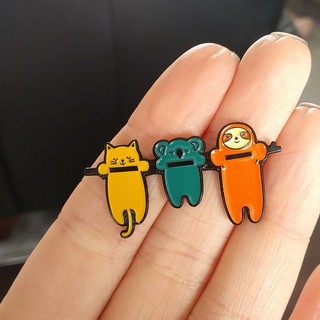 Pin cài áo Con lười